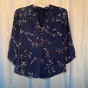 White House black market navy floral top, size 8